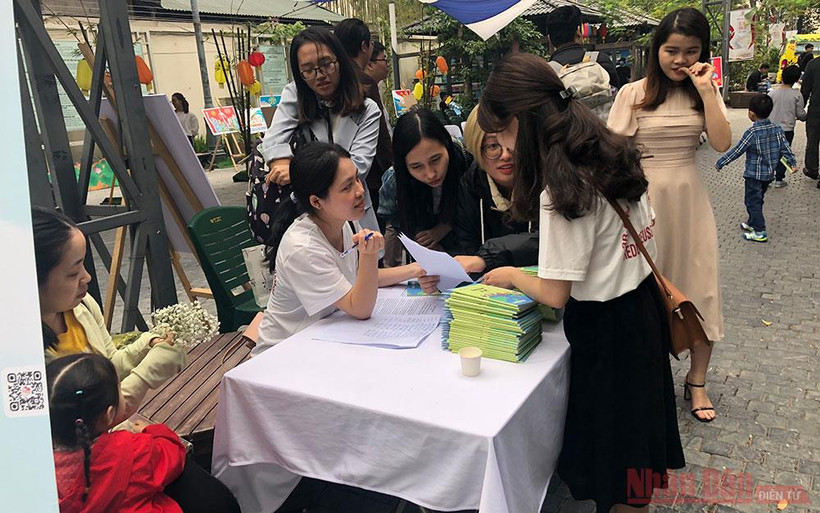 Độc giả đang tìm hiểu về cuốn sách “Cùng học về 3R”.