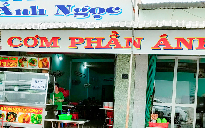 Một quán cơm bán mang về tại thị trấn Mỹ An, huyện Tháp Mười. (Ảnh: HỮU NGHĨA).