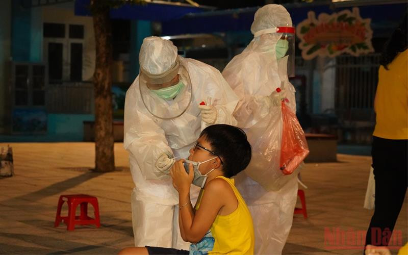 Lấy mẫu xét nghiệm cho học sinh trường Tiểu học Trần Quốc Toản, thành phố Phủ Lý.