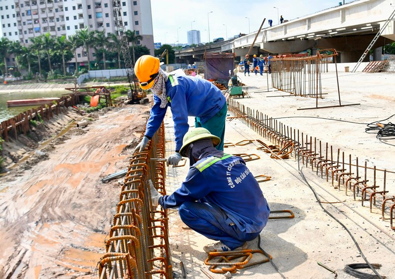 Thi công tuyến đường Vành đai 3 đi thấp qua hồ Linh Đàm - dự án đầu tư công trọng điểm của TP Hà Nội. Đơn vị thi công phấn đấu hoàn thành công trình trong tháng 10-2020.