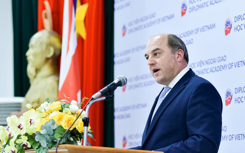 Bộ trưởng Quốc phòng Vương quốc Anh Robert Ben Lobban Wallace phát biểu tại HVNG (Ảnh: BNG)