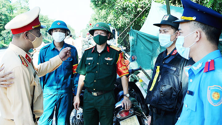 Lực lượng liên ngành tham gia phòng, chống dịch Covid-19. Ảnh: HẢI NAM
