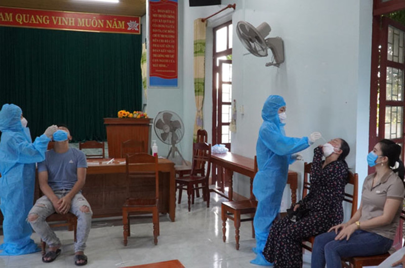 Lấy mẫu xét nghiệm cho người dân xã Quảng Phương, huyện Quảng Trạch.