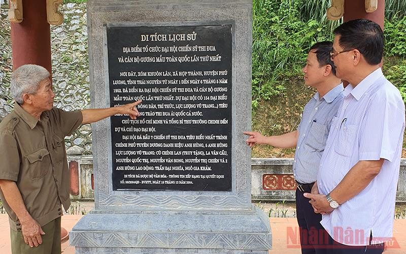 Bia di tích lịch sử Địa điểm nơi tổ chức Đại hội Thi đua lần thứ nhất, xóm Khuân Lân, xã Hợp Thành, huyện Phú Lương, tỉnh Thái Nguyên.