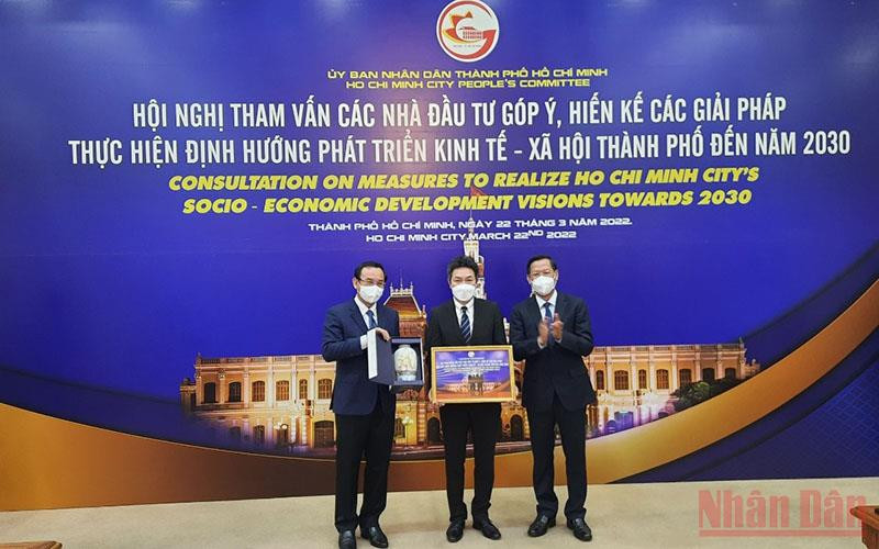 Lãnh đạo Thành phố Hồ Chí Minh trao quà lưu niệm cho đại diện các doanh nghiệp. 