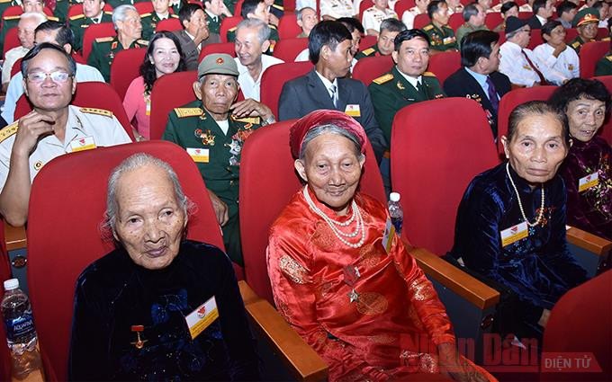 Các Bà mẹ Việt Nam Anh hùng dự Hội nghị biểu dương người có công với cách mạng tiêu biểu toàn quốc dịp kỷ niệm 70 năm Ngày Thương binh - Liệt sĩ (Ảnh tư liệu: Đăng Khoa).