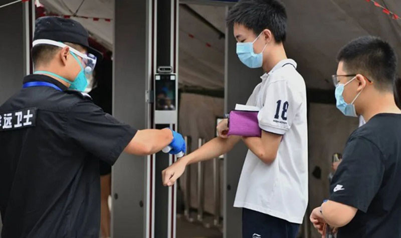 Thí sinh kiểm tra thân nhiệt trước khi bước vào phòng thi. Nguồn: baidu