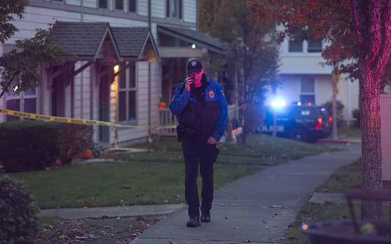 Cảnh sát có mặt tại hiện trường vụ nổ súng. (Nguồn: AP/TTXVN)