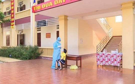 Lấy mẫu xét nghiệm học sinh trường Tiểu học Đồng Xuân.