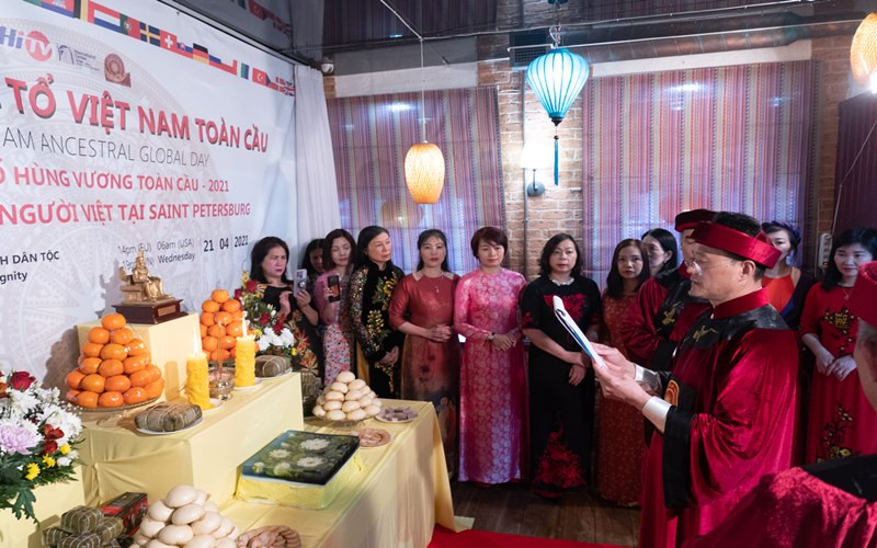 Ông Lê Đình Vũ đọc bài tế Tổ. 