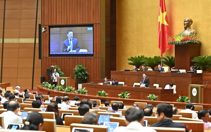 Bộ trưởng Tài chính Hồ Đức Phớc trả lời chất vấn của các đại biểu Quốc hội. (Ảnh: LINH NGUYÊN)