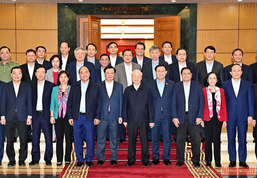 Tổng Bí thư Nguyễn Phú Trọng, Chủ tịch nước Nguyễn Xuân Phúc, Thủ tướng Chính phủ Phạm Minh Chính, Chủ tịch Quốc hội Vương Đình Huệ, Thường trực Ban Bí thư Võ Văn Thưởng cùng các đồng chí lãnh đạo Đảng, Nhà nước với Ban Thường vụ và lãnh đạo TP Hà Nội. (Ảnh: ĐĂNG KHOA)