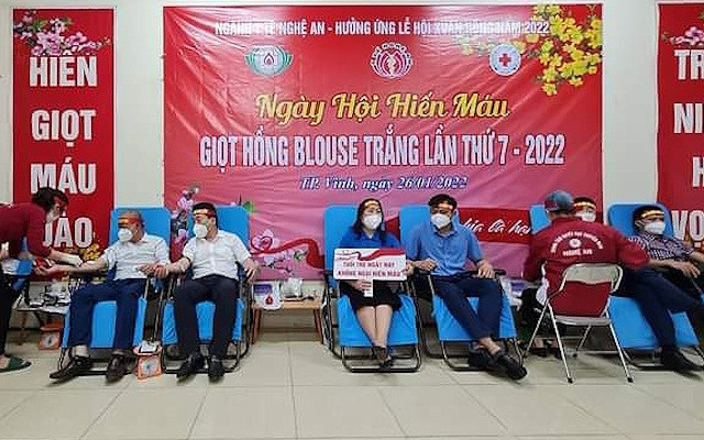 Lãnh đạo ngành y tế Nghệ An, các y, bác sĩ, các tình nguyện viên tham gia hiến máu.