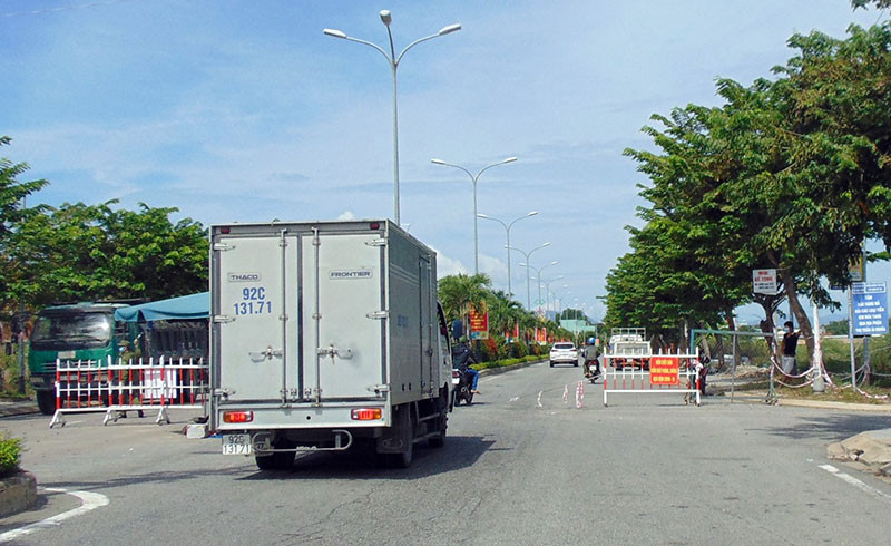 Tuyến phố chính của thị trấn Ái Nghĩa (huyện Đại Lộc) trước giờ kết thúc thực hiện cách ly xã hội .