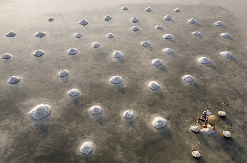 “Núi” muối trên bờ biển thị xã Ninh Hòa, tỉnh Khánh Hòa, Việt Nam. (Tác giả: Igor Altuna)