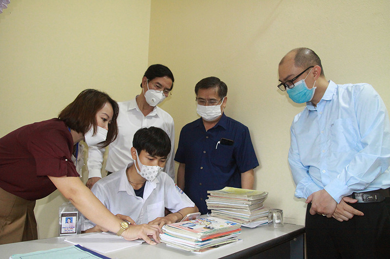 Thực diễn phương án học sinh tiếp cận bài giảng qua điện thoại tại nhà.