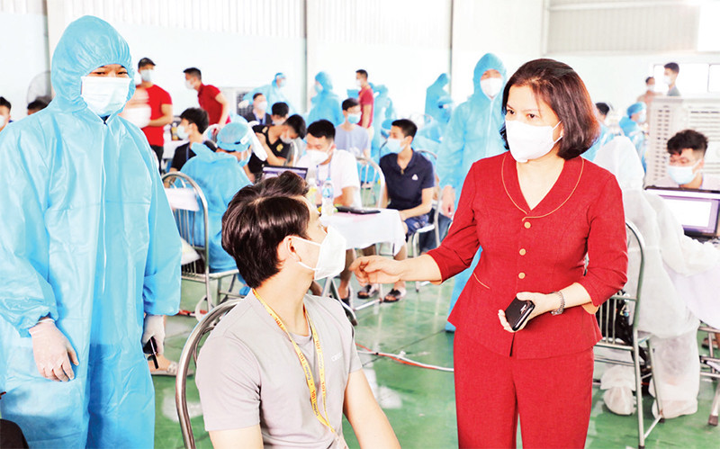 Chủ tịch UBND tỉnh Bắc Ninh Nguyễn Hương Giang (phải) kiểm tra công tác phòng, chống dịch Covid-19. Ảnh | Thái Sơn