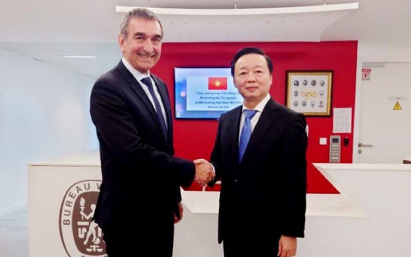 Ông Marc Boissonnet, Phó Chủ tịch Tập đoàn Bureau Veritas, chào mừng Bộ trưởng Trần Hồng Hà đến thăm.