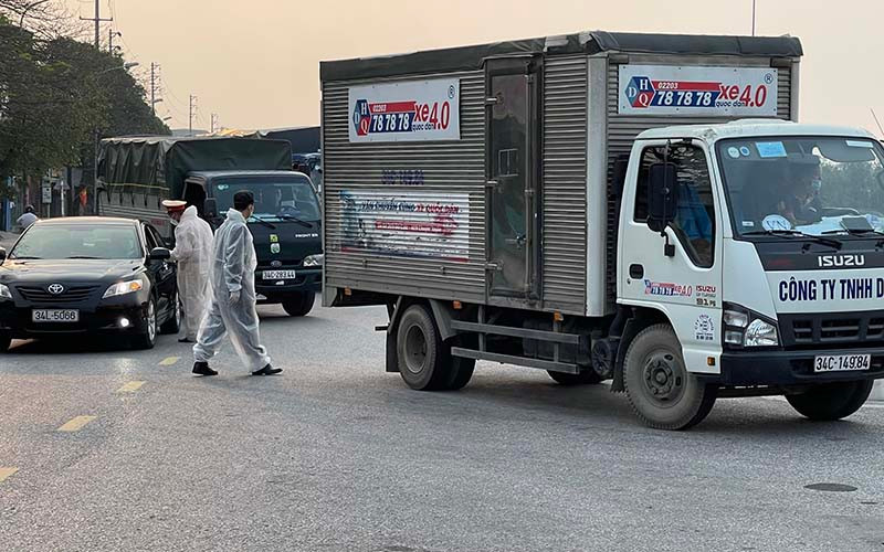 Mọi phương tiện vận tải qua các chốt kiểm dịch cấp tỉnh đều bị kiểm tra chặt chẽ.