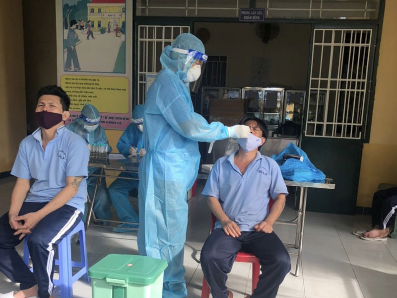 Khám sàng lọc cho nhân viên, học viên tại Cơ sở cai nghiện ma túy Bố Lá sau khi phát hiện các ca dương tính với SARS-CoV-2.