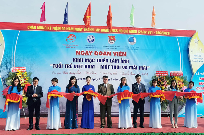 Các đại biểu thực hiện nghi thức khai mạc triển lãm.