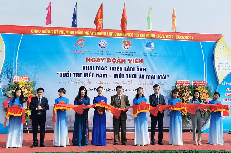 Các đại biểu thực hiện nghi thức khai mạc triển lãm.