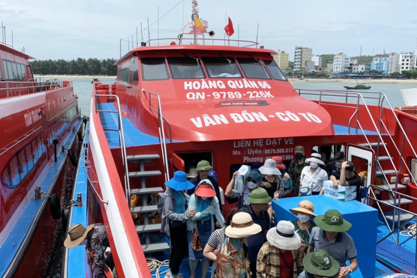 Khách du lịch ra đảo Cô Tô tăng mạnh dịp cuối tuần.