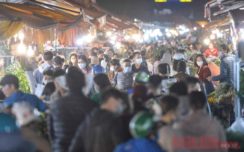 Chợ hoa nức tiếng Hà Thành nhộn nhịp trước ngày 8-3