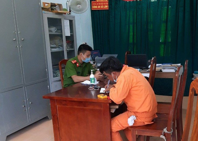Đối tượng giả nhân viên điện lực bán dây kém chất lượng cho người dân bị bắt giữ.
