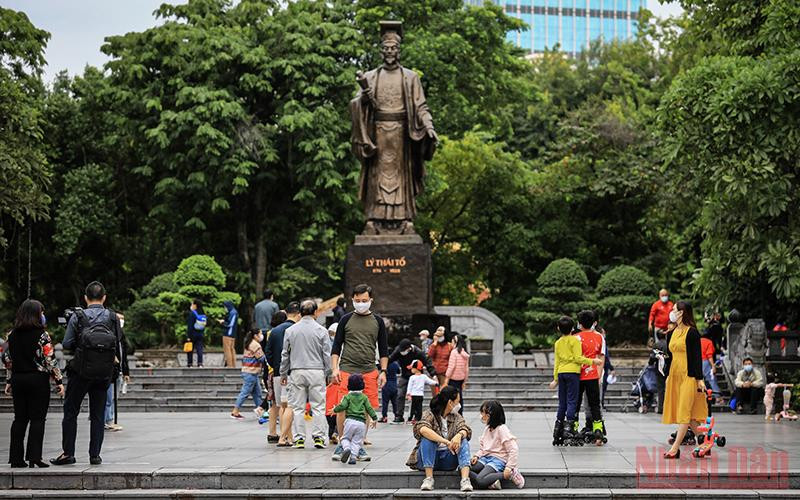 Người dân nên hạn chế tụ tập để phòng, chống dịch Covid-19. (Ảnh: THÀNH ĐẠT)