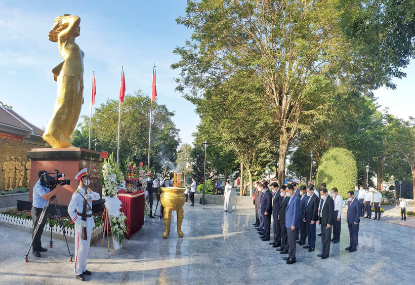 Thủ tướng Chính phủ Phạm Minh Chính dâng hương tại Tượng đài Nữ Anh hùng Liệt sĩ Võ Thị Sáu.