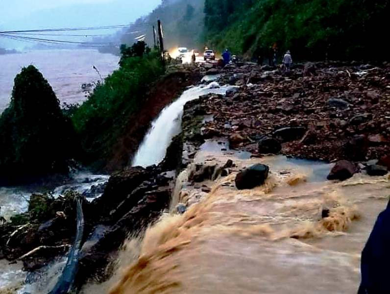 Sạt lở ở km 50 Quốc lộ 9, đoạn qua huyện miền núi Đắkrông, tỉnh Quảng Trị. 