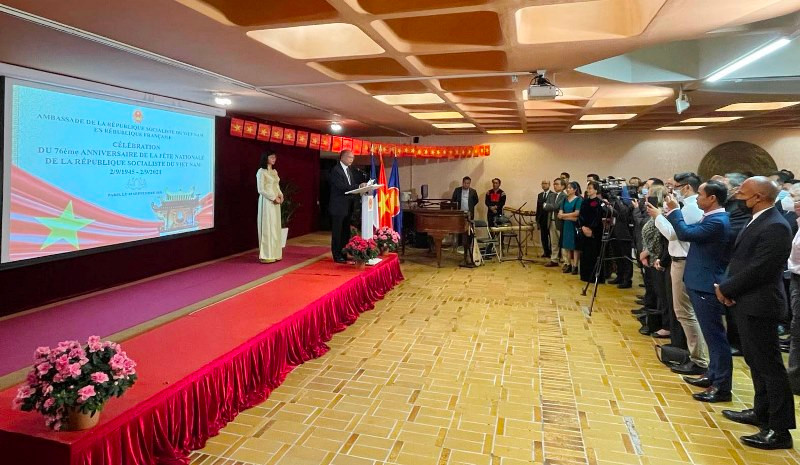 Đại sứ Việt Nam tại Pháp Đinh Toàn Thắng phát biểu tại buổi chiêu đãi.