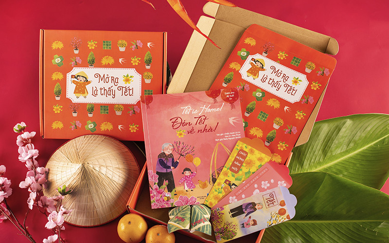 Đón Tết Về Nhà! là hộp quà ý nghĩa và đầy thú vị cho các bạn nhỏ, bên trong không chỉ có sách thơ, mà các chị chủ Tiệm còn tặng thêm bao lì xì, trò chơi dân gian.