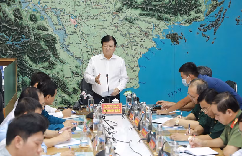Phó Thủ tướng Trịnh Đình Dũng, Trưởng Ban Chỉ đạo Trung ương về phòng chống thiên tai chỉ đạo tại cuộc họp khẩn phòng chống bão số 5.