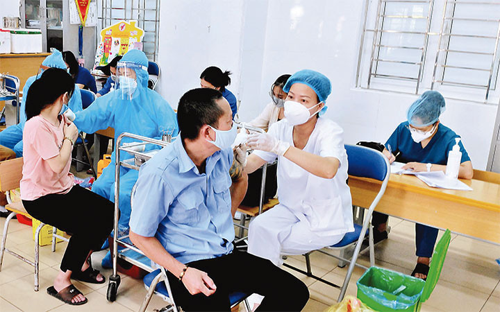 Tiêm vắc-xin phòng Covid-19 mũi 3 cho người dân tại phường Vĩnh Hưng, quận Hoàng Mai, Hà Nội. (Ảnh: ĐĂNG KHOA)