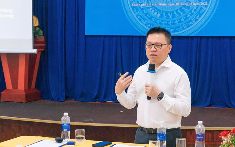 Đồng chí Lê Quốc Minh báo cáo chuyên đề về “Chuyển đổi số trong báo chí”.