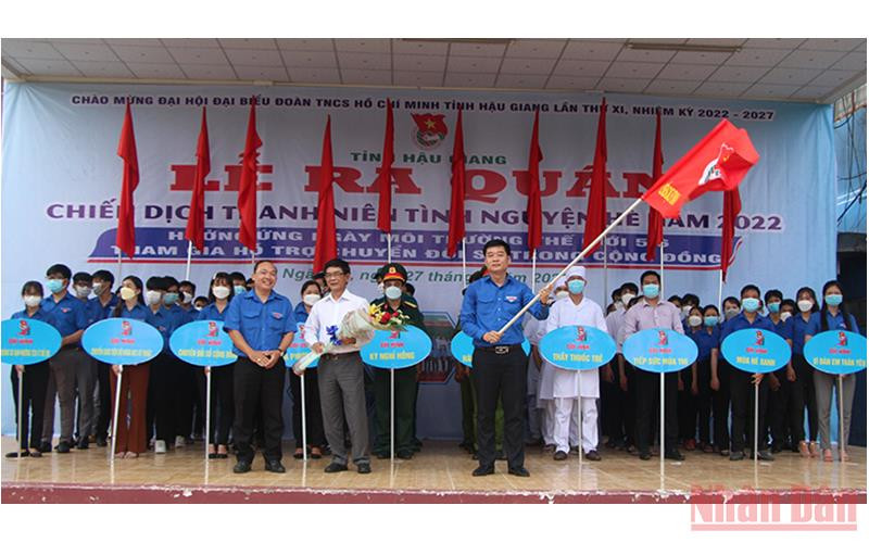 Trao cờ phát động chiến dịch.