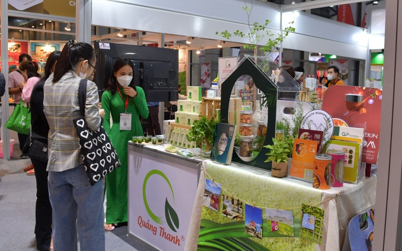 Khách hàng nếm thử sản phẩm bột rau dinh dưỡng của Công ty Quảng Thanh.