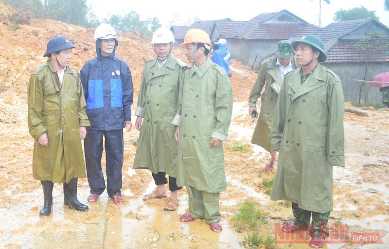 Chủ tịch UBND tỉnh Quảng Ngãi Đặng Văn Minh thị sát khu vực sạt lở núi tại thôn Cưa, xã Trà Hiệp, huyện Trà Bồng. (Ảnh: HIỂN CỪ)