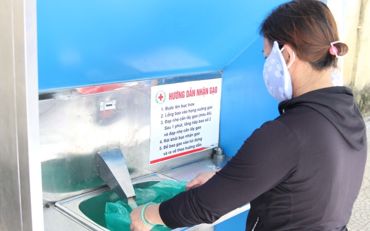 Nhận gạo hỗ trợ.