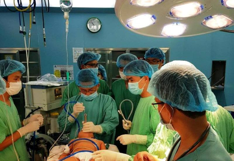 Các bác sĩ tiến hành soi thanh khí phế quản để lấy dị vật cho cháu bé. (Ảnh: Bệnh viện cung cấp)