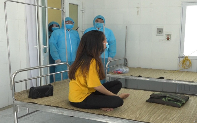 Lãnh đạo huyện Quảng Xương, tỉnh Thanh Hóa kiểm tra hoạt động cách ly, theo dõi sức khỏe người có yếu tố dịch tễ liên quan tại khu cách ly tập trung.