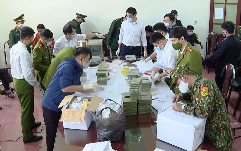 Lực lượng chức năng tiến hành kiểm đếm số lượng lớn ma túy bị bắt giữ.