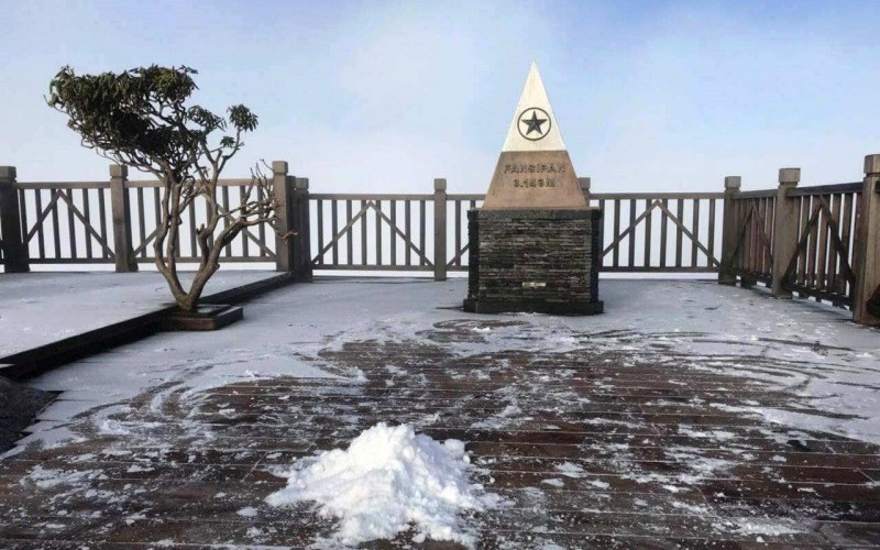 Sương muối rơi trắng đỉnh Fansipan (Lào Cai).