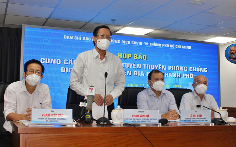Chủ tịch UBND TP Hồ Chí Minh Phan Văn Mãi thông tin kết quả phòng, chống dịch tại buổi họp báo.