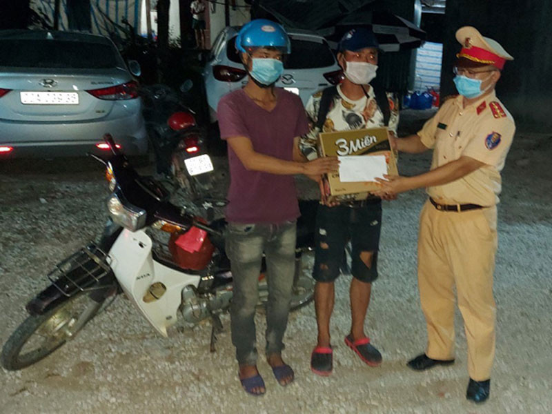 Cảnh sát giao thông hỗ trợ tiền và mì tôm tạm thời giúp hai công dân vượt qua khó khăn.