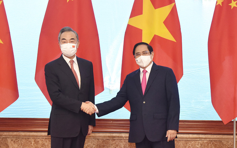 Thủ tướng Phạm Minh Chính và Ủy viên Quốc vụ, Bộ trưởng Ngoại giao Trung Quốc Vương Nghị. Ảnh: TRẦN HẢI.