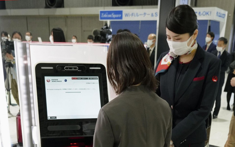 Thử nghiệm hệ thống "Face Express" tại một ki-ốt làm thủ tục ở sân bay Narita, gần Tokyo, vào ngày 13-4 (Ảnh: KYODO)