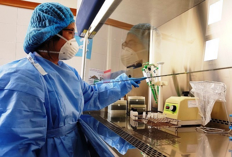 Tiến hành xét nghiệm PCR tại Bệnh viện T.Ư Huế.